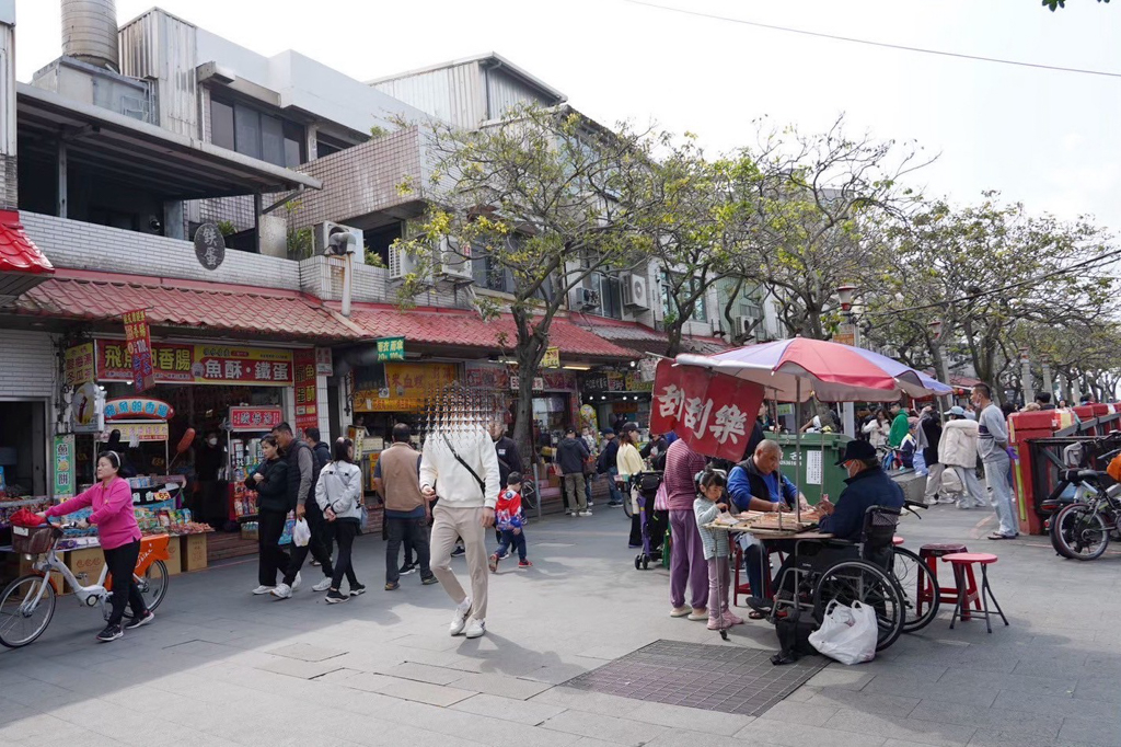綠林城堡冒險趣遊戲場,The Shack 野菇屋 Pizza,張吳記什錦麵,Chicken Bites烤雞咬一口,Ton Up Cafe 英倫復古餐廳,印度拐子餅,八里渡船頭老街,林泉青草茶,統力雙胞胎,新北市立十三行博物館,八里出名紅龜粿