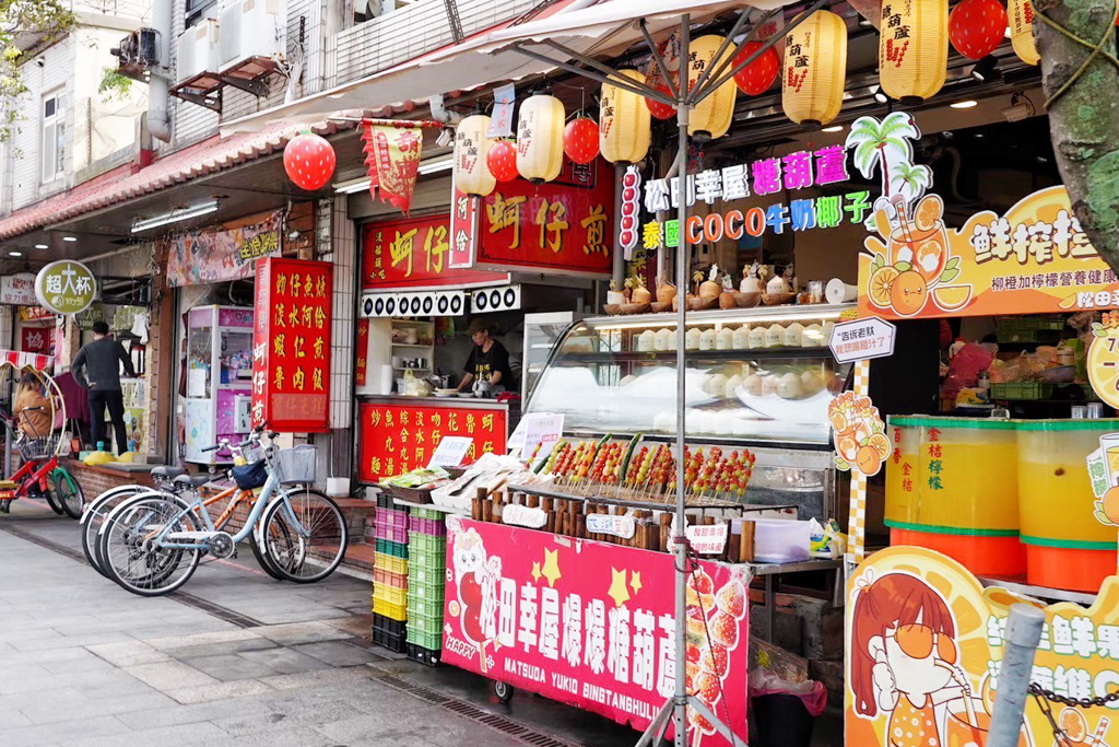 綠林城堡冒險趣遊戲場,The Shack 野菇屋 Pizza,張吳記什錦麵,Chicken Bites烤雞咬一口,Ton Up Cafe 英倫復古餐廳,印度拐子餅,八里渡船頭老街,林泉青草茶,統力雙胞胎,新北市立十三行博物館,八里出名紅龜粿