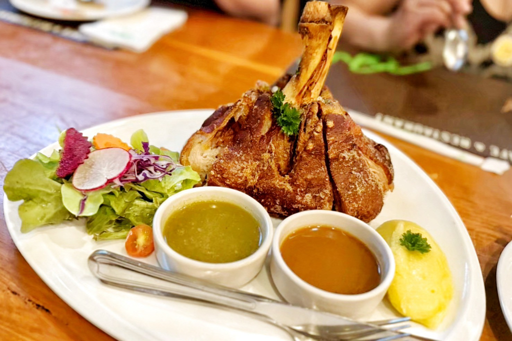 Chom Cafe and Restaurant