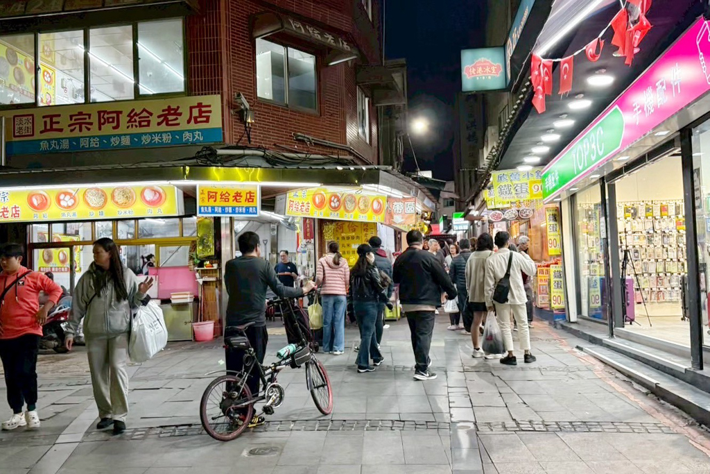 綠林城堡冒險趣遊戲場,The Shack 野菇屋 Pizza,張吳記什錦麵,Chicken Bites烤雞咬一口,Ton Up Cafe 英倫復古餐廳,印度拐子餅,八里渡船頭老街,林泉青草茶,統力雙胞胎,新北市立十三行博物館,八里出名紅龜粿