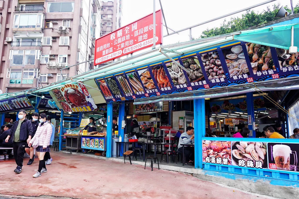 綠林城堡冒險趣遊戲場,The Shack 野菇屋 Pizza,張吳記什錦麵,Chicken Bites烤雞咬一口,Ton Up Cafe 英倫復古餐廳,印度拐子餅,八里渡船頭老街,林泉青草茶,統力雙胞胎,新北市立十三行博物館,八里出名紅龜粿