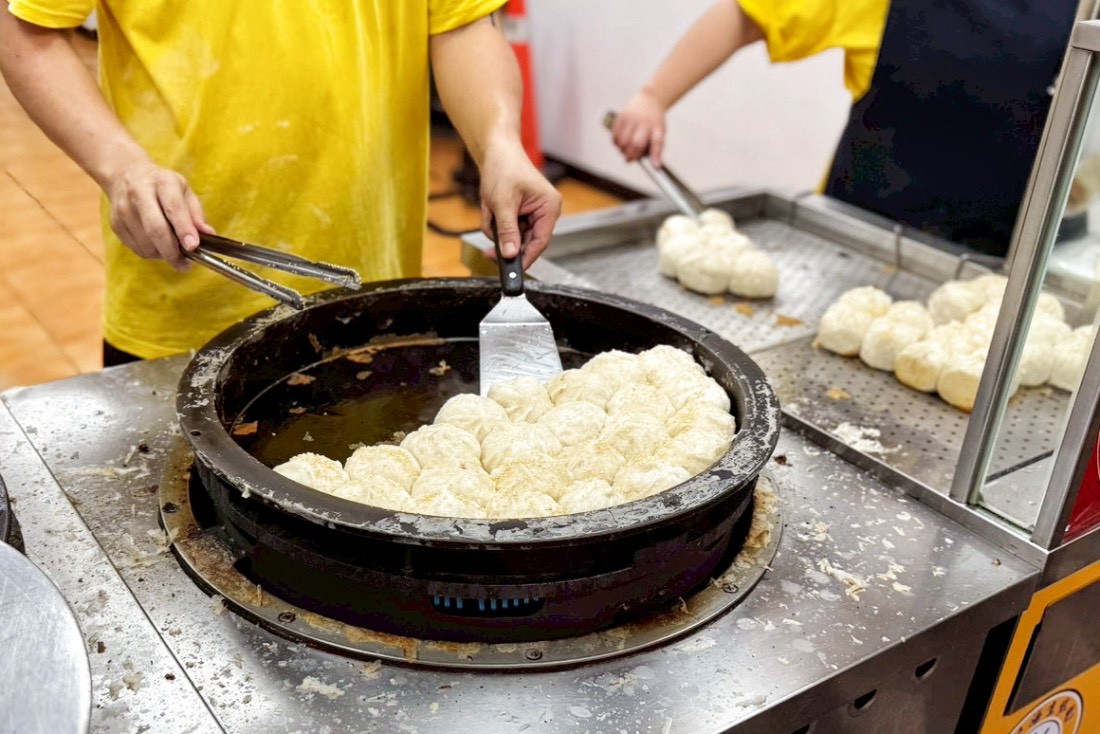 鐘家上海生煎包,士林夜市美食,士林夜市老字號,士林夜市小吃,生煎包,煎包,台灣小吃,肉包,高麗菜包 鐘家上海生煎包,士林夜市美食,士林夜市老字號,士林夜市小吃,生煎包,煎包,台灣小吃,肉包,高麗菜包