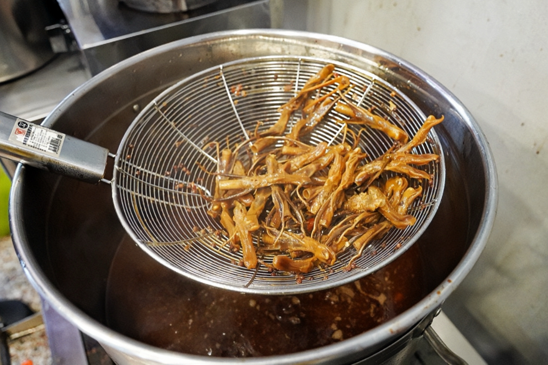 追蕾醬香黑鴨滷味