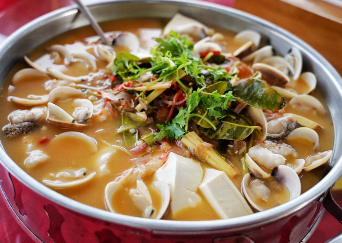 瓜拉雪蘭莪餵老鷹體驗,双溪由漁村海鮮飯店,餵老鷹,撈藍眼淚,搭船賞螢火蟲,馬來西亞自由行,漁村吃海鮮,馬來西亞美食