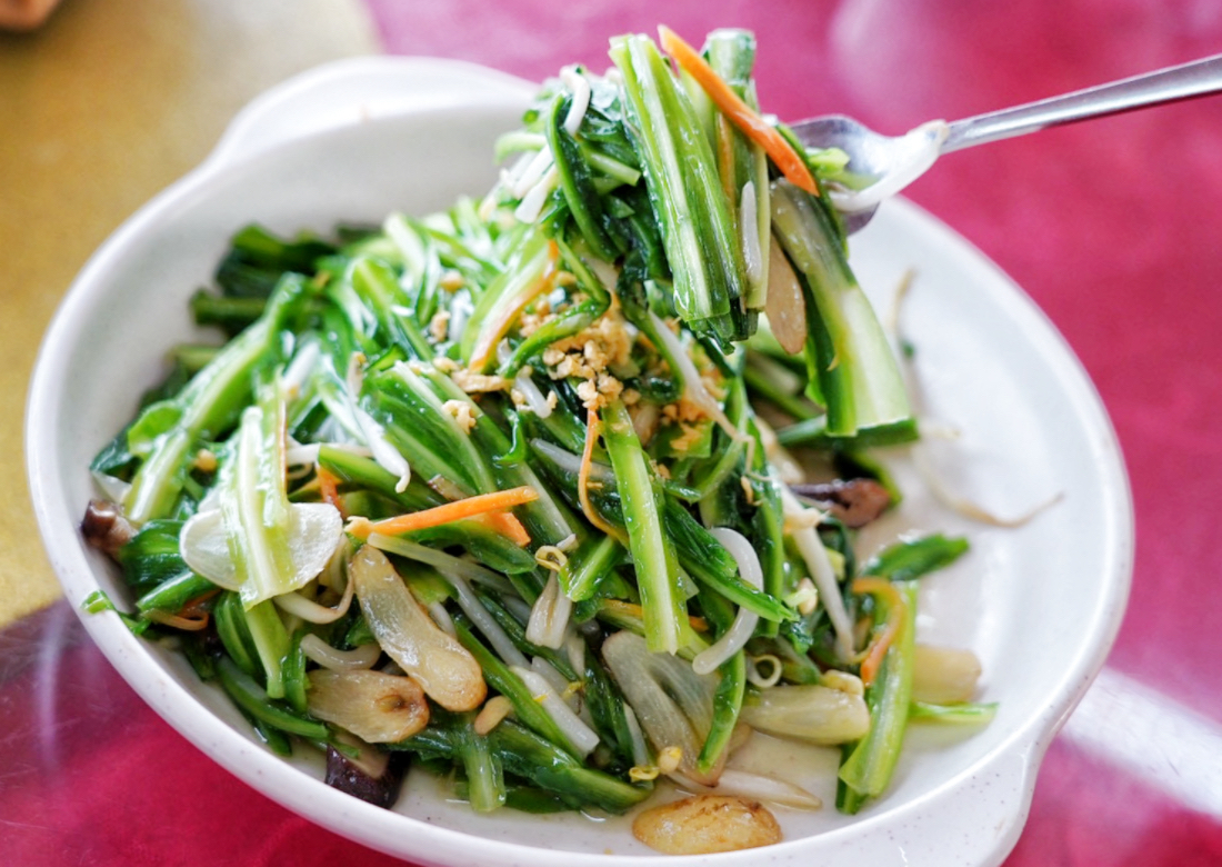瓜拉雪蘭莪餵老鷹體驗,双溪由漁村海鮮飯店,餵老鷹,撈藍眼淚,搭船賞螢火蟲,馬來西亞自由行,漁村吃海鮮,馬來西亞美食