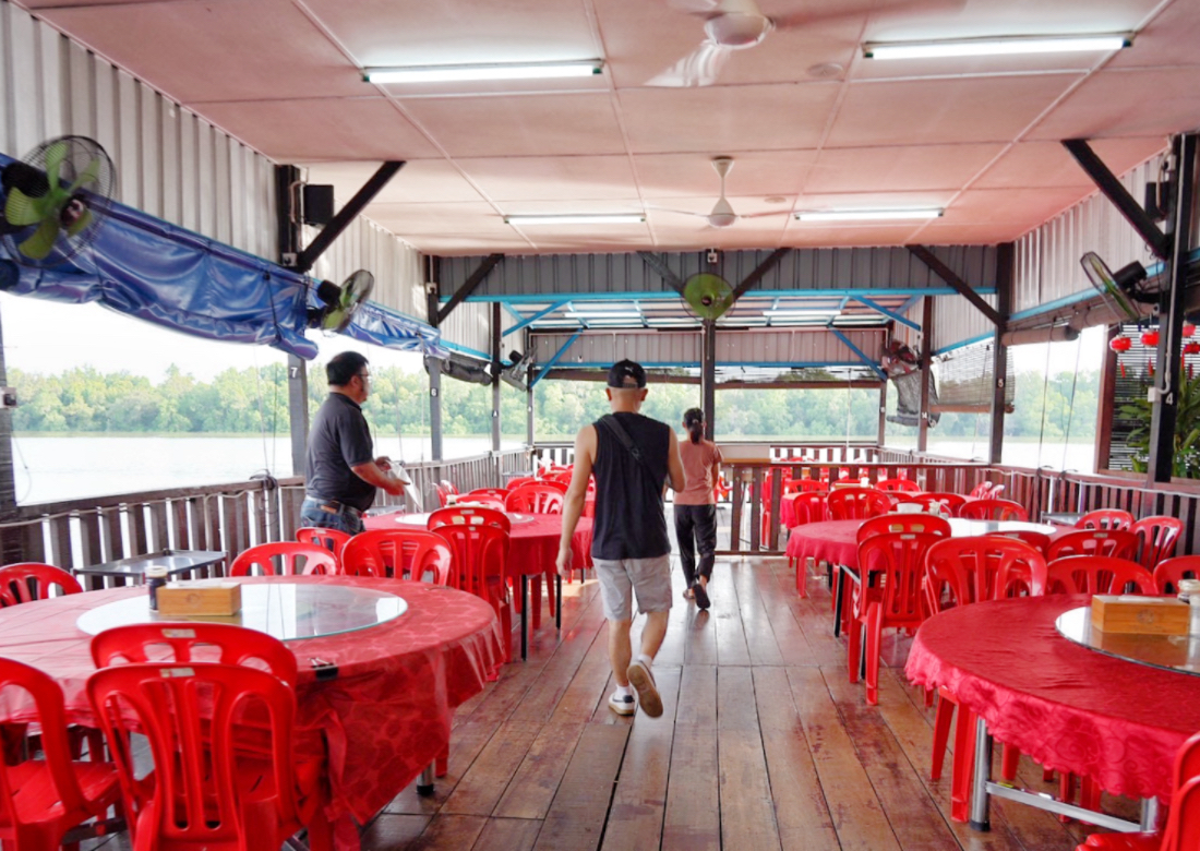 瓜拉雪蘭莪餵老鷹體驗,双溪由漁村海鮮飯店,餵老鷹,撈藍眼淚,搭船賞螢火蟲,馬來西亞自由行,漁村吃海鮮,馬來西亞美食